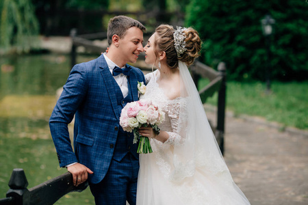 婚纱美女捧着花束一个穿着现代西装的男人和一个穿着婚纱的女孩拥抱着