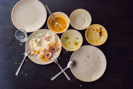 午餐或晚餐后桌子上盘子里的食物残渣.照片
