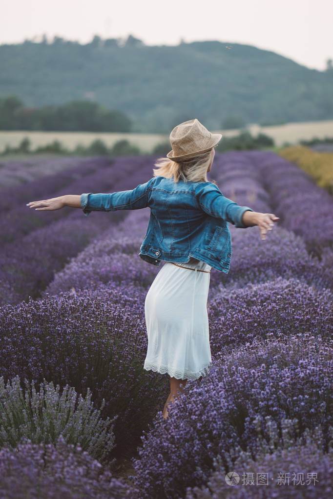 无忧无虑的女人享受薰衣草的生活