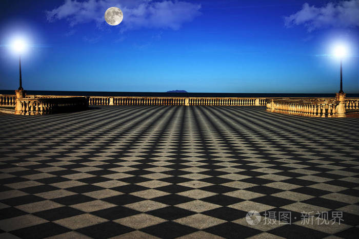 夜晚海边的露台上有满月的意大利托斯卡纳