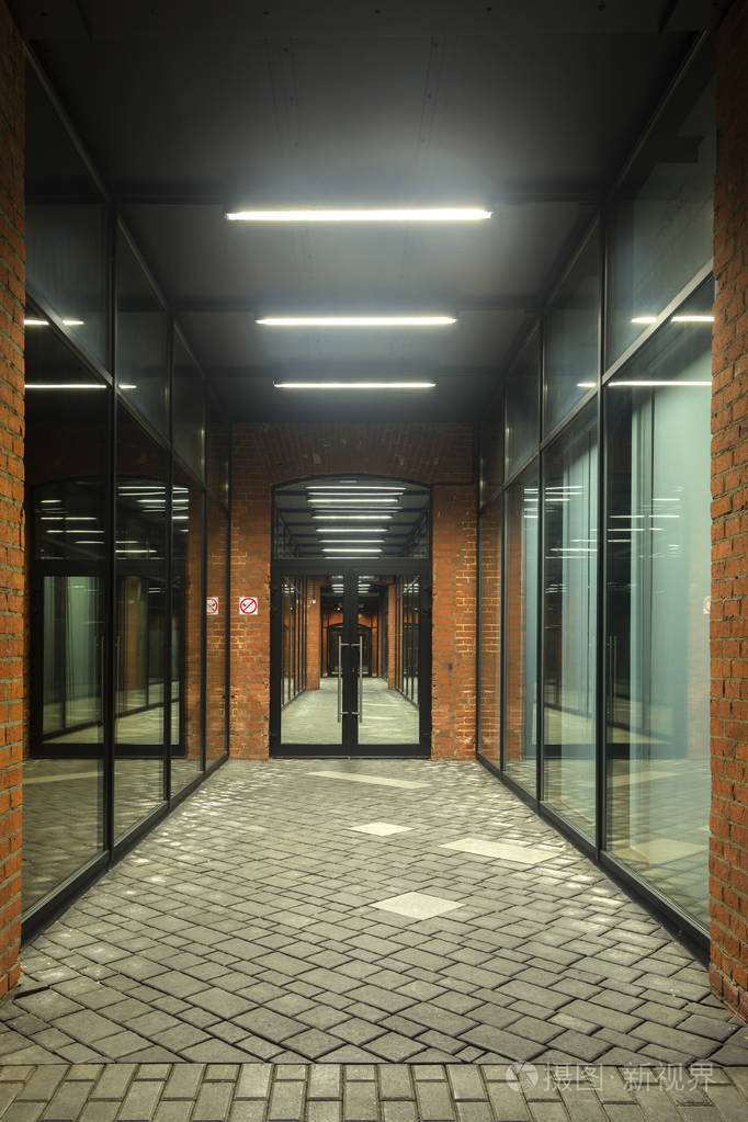 夜景工业建筑阁楼风格的办公楼长长的走廊红砖房子