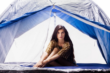 坐在大帐篷摄影棚里的女孩图片