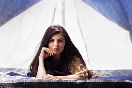 一个女孩躺在大帐篷摄影棚里图片