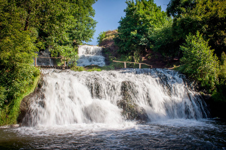 瀑布的高度是16米.照片