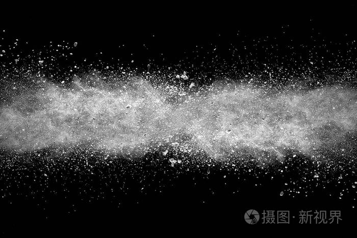 黑色背景上白色灰尘的爆炸.