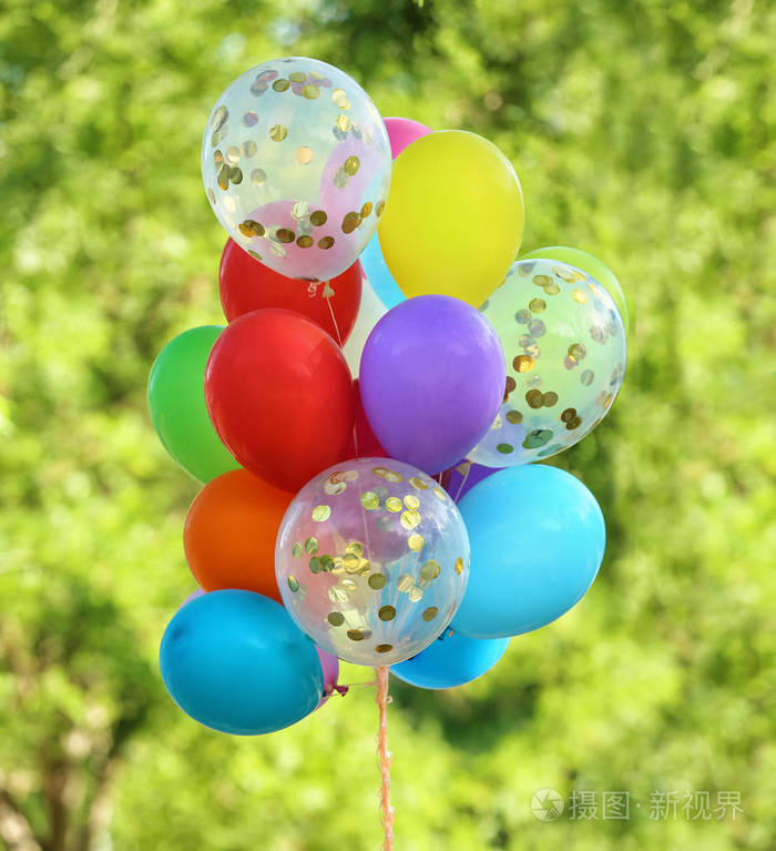 在阳光明媚的日子里美丽的彩色气球在户外