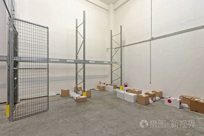 仓库里几乎是空的储藏室