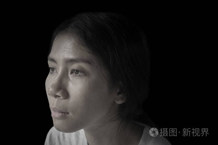 亚洲女人一个人坐着绝望的表情,看上去很悲伤