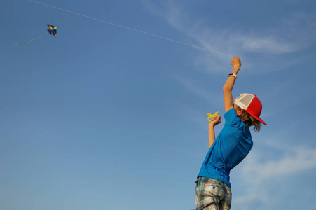夏天在草地上放风筝的快乐小男孩照片