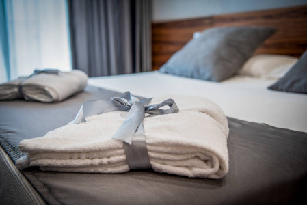 酒店客房的床上浴衣图片