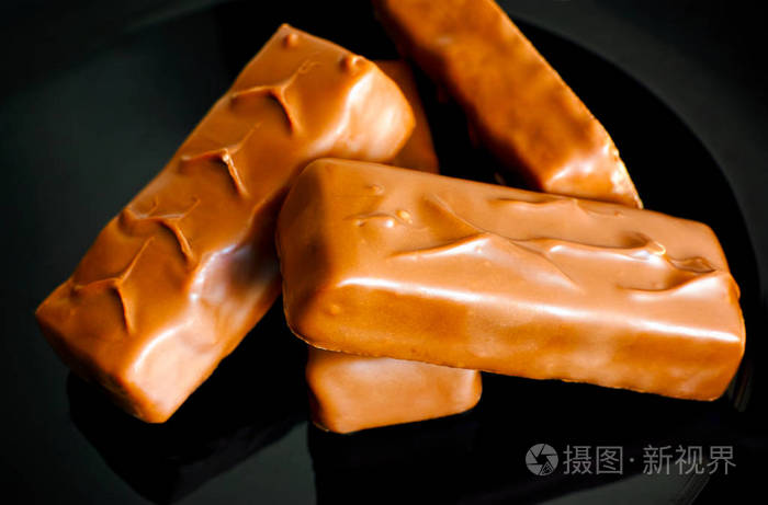 黑色盘子里有四块巧克力
