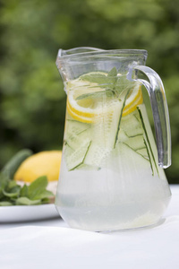 新鲜凉爽的柠檬黄瓜薄荷注入水,鸡尾酒,排毒饮料,柠檬水在一个玻璃瓶
