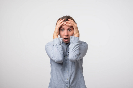 美丽的年轻欧洲妇女震惊, 因为坏消息照片