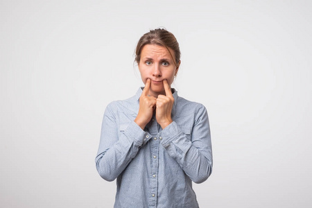 漂亮的白种女人拍摄的牛仔衬衫强迫微笑照片