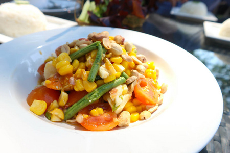 泰国式玉米沙拉或水果蔬菜沙拉图片