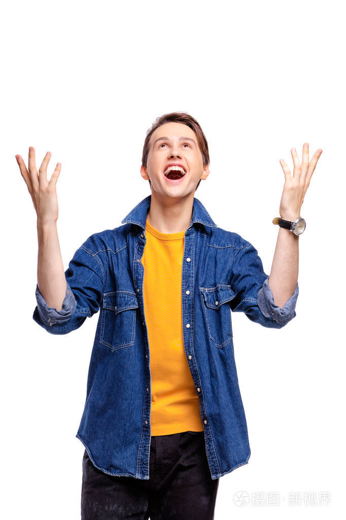 快乐的年轻人举起双手,孤立地站在白色上.