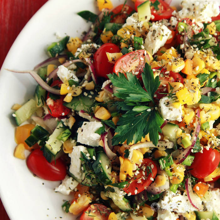 五颜六色的蔬菜混合物.简单的低热量沙拉.