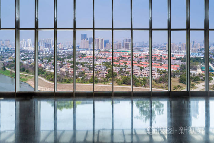 从玻璃窗看到的全景天际线和建筑物
