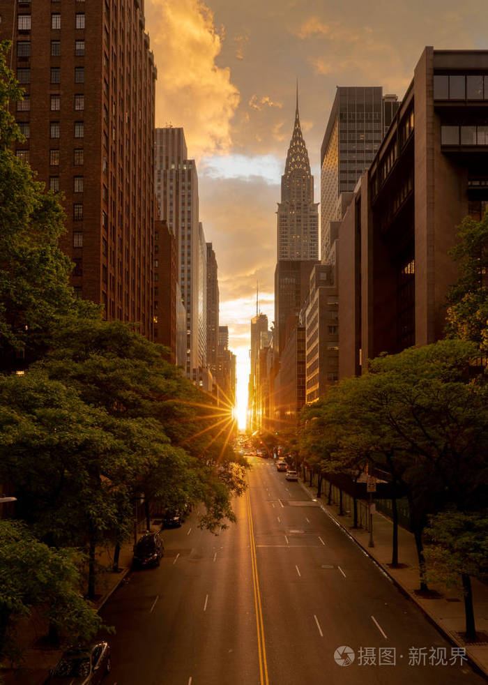 manhattanhenge 当太阳沿着纽约第四十二街落下时