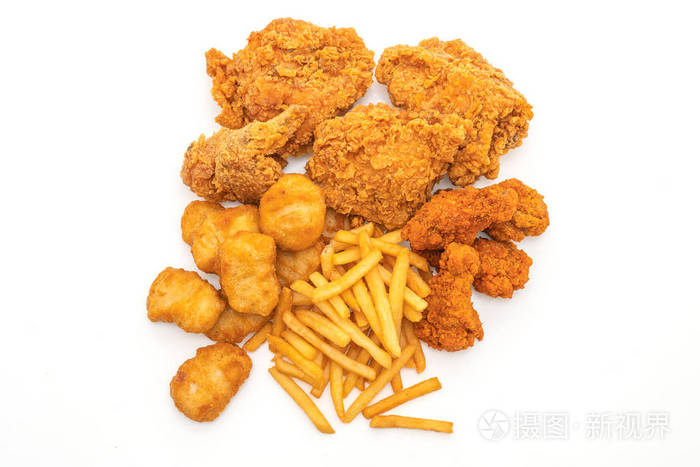 炸鸡配炸薯条和生料餐(垃圾食品和不健康食品),白色背景隔离照片-正版