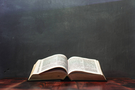 旧的耶稣受难像在旧桌子上打开圣经. 美丽的背景宗教概念.照片