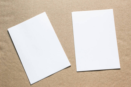 空白肖像模拟纸. 小册子杂志隔离棕色背景,可变背景/白纸模板隔离照片