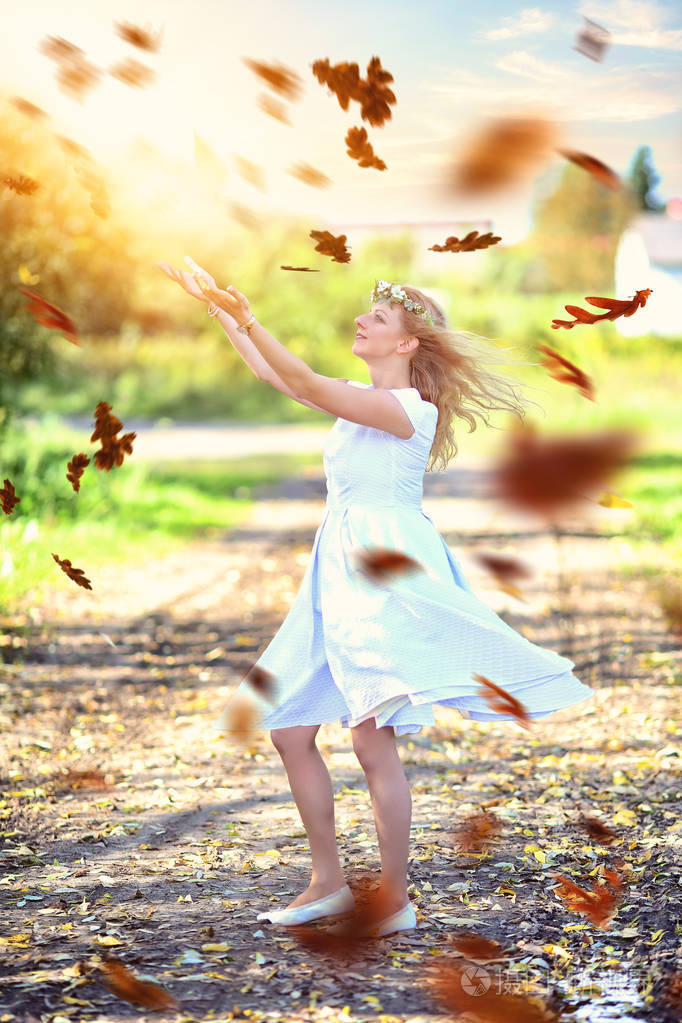 女人站在大风中