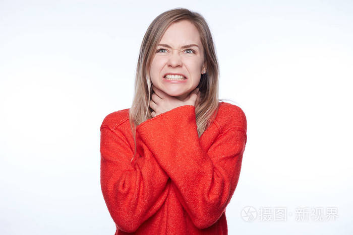 愤怒厌倦了女人,咬紧牙关,做自杀的手势,试图窒息自己,因为在爱情游戏