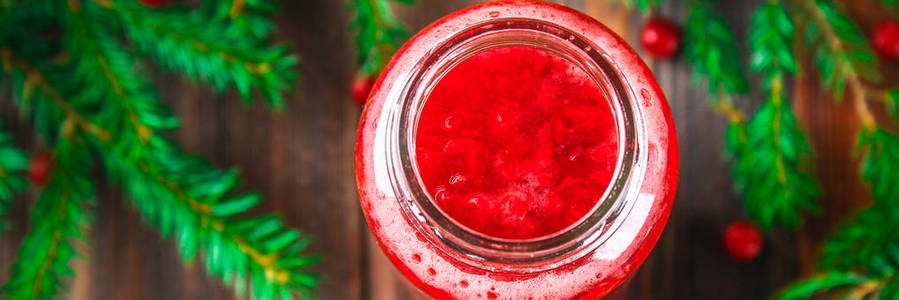 木桌上的云杉树枝新鲜的多汁的夏浆果悬钩子和越橘的一种和落下关于