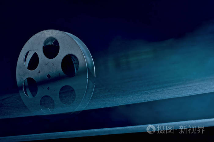 电影胶片卷轴在黑暗的背景上