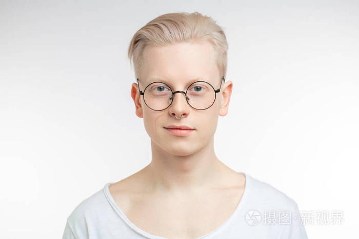 年轻的金发男子与健康清洁皮肤的肖像在白色上隔离