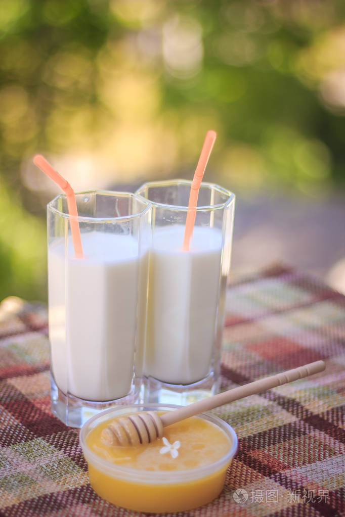 牛奶杯和罐子里的蜂蜜
