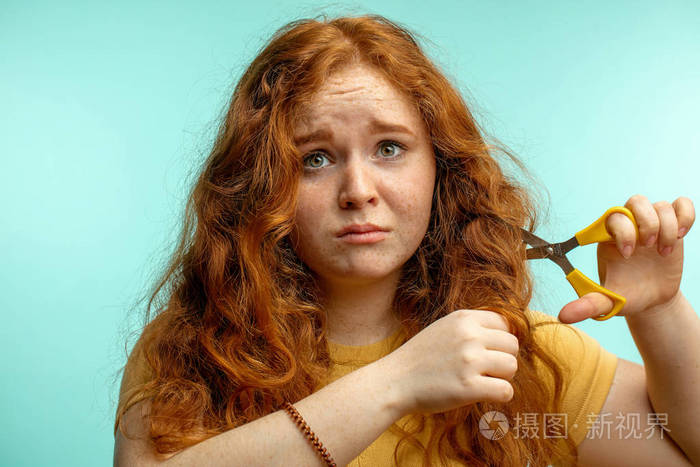心烦和妇女与她损坏的干头发面孔表达蓝色背景