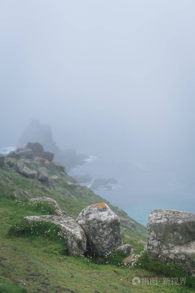 英格兰最西端的海岸上有一大块巨石，这是一个很受欢迎的旅游景点，与半岛的彭赞斯康沃尔