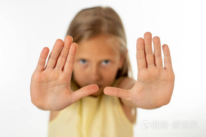 年轻可爱的女学生害怕压力和膨胀,绝望地寻求帮助,在受害者,儿童,欺凌