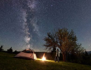 黄昏之旅山区山谷的露营地点.