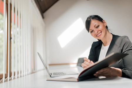 职场办公女性形象图片