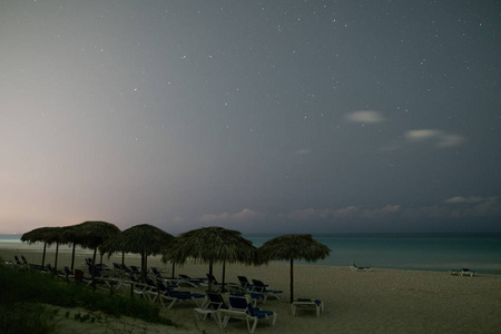 夜晚的沙滩与星空相映成趣图片