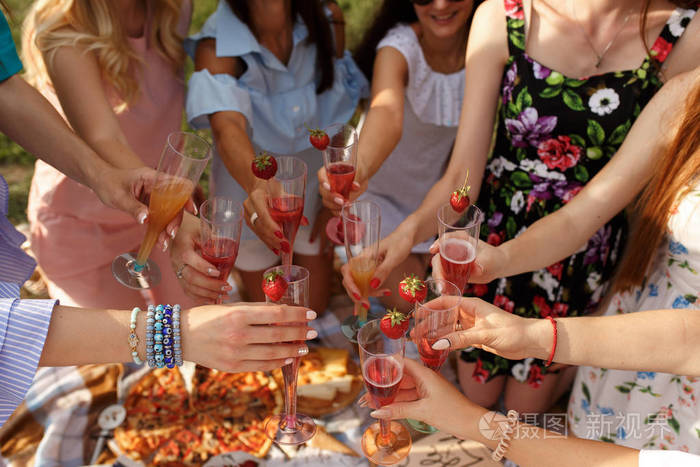 女孩们一起为野餐干杯