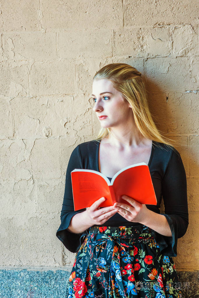 美国少女金发碧眼皮肤白皙在纽约外面看书穿着黑色长袖低领t恤图案的