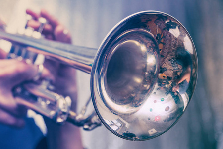 小号演奏者照片