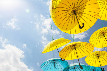彩色雨伞背景在天空街道装饰上图片