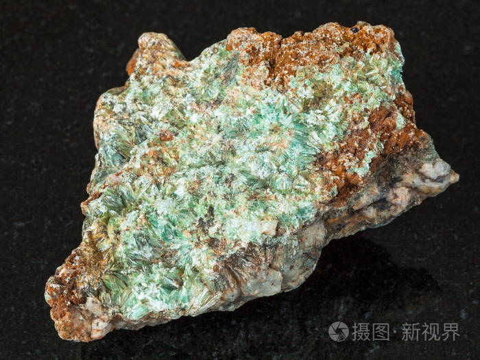 从乌拉尔山的黑色花岗岩上拍摄天然矿物粗糙的叶蜡石