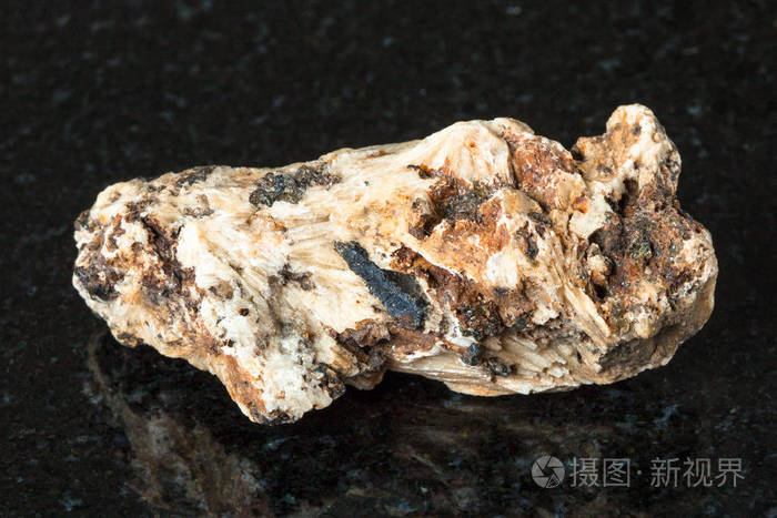 在乌拉尔山黑花岗岩上粗斜球岩中钙钛矿天然矿物黑色晶体的宏观拍摄