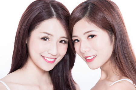 两个美女在白色背景上摆姿势照片