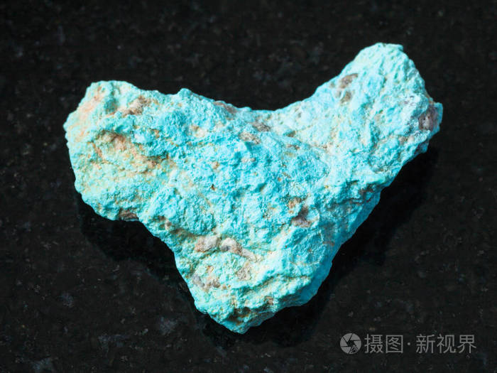 乌兹别克斯坦olmaliq矿床黑色花岗岩背景下原始绿松石宝石天然岩石