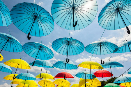 彩色雨伞背景在天空街道装饰上图片