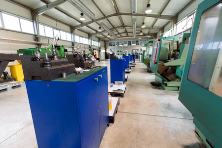 两名工人和妇女在机床前交谈的工业肖像数控机床与工人工业厂机床车间