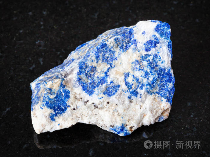 从乌拉尔山的黑色花岗岩上拍摄天然矿物原石(青青石)石