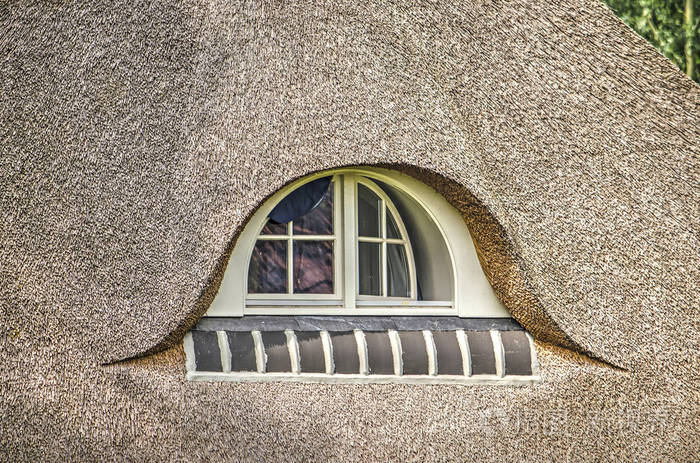 新的但传统的茅草屋顶的半圆窗